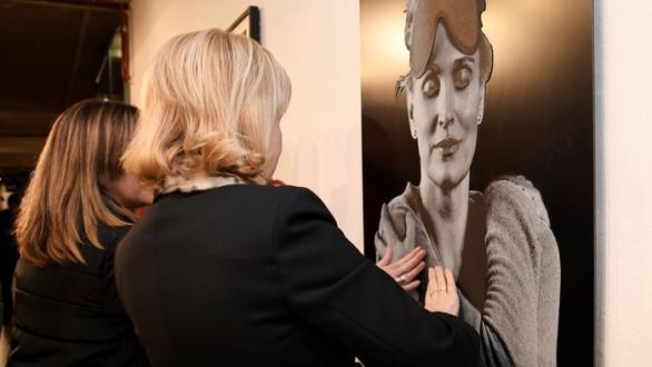personas invidentes disfrutan de obra de arte con sus manos 