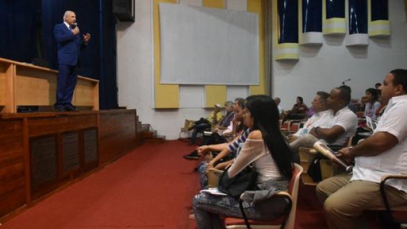 Sr José Carlos de Santiago ante el auditorio 