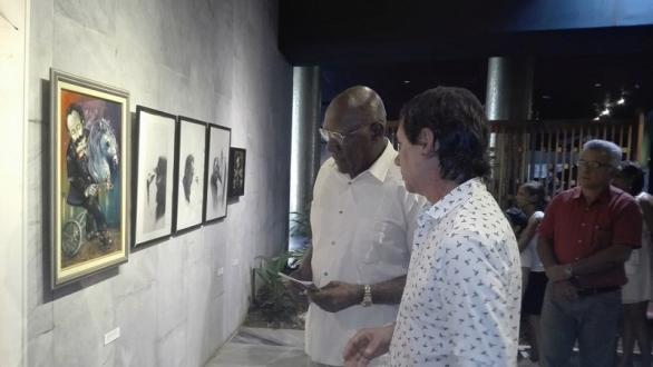 Salvador Valdés Mesa, primer vicepresidente de los Consejos de Estado y de Ministros de Cuba junto al artista en la inauguración 
