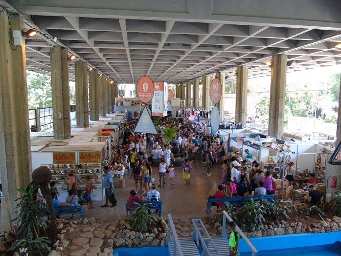 Personas en la feria Arte en La Rampa