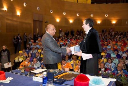 Entregan medalla de honor en universidad española a profesor cubano