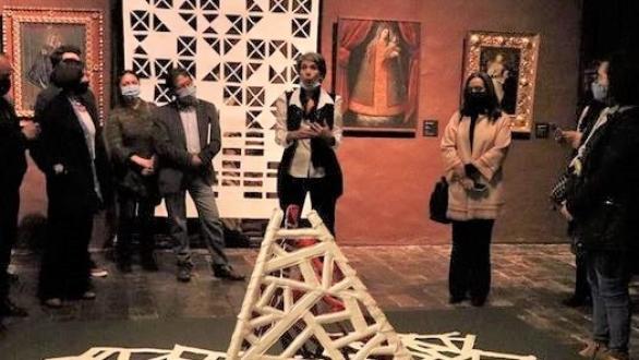 vista de personas que disfrutan de la muestra mantos montes