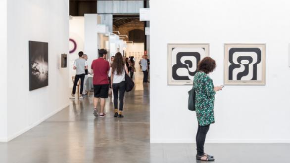 personas en exhibición de arte 