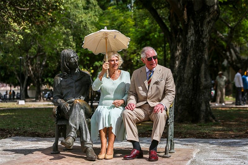 Visita real a la estatua de Lennon