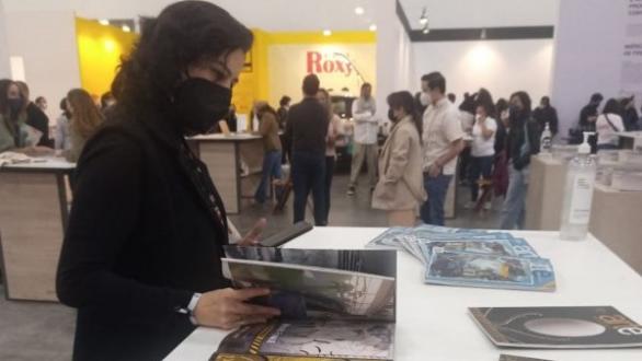 personas visitan la mesa de Arte por Excelencias en Zona Maco 2022