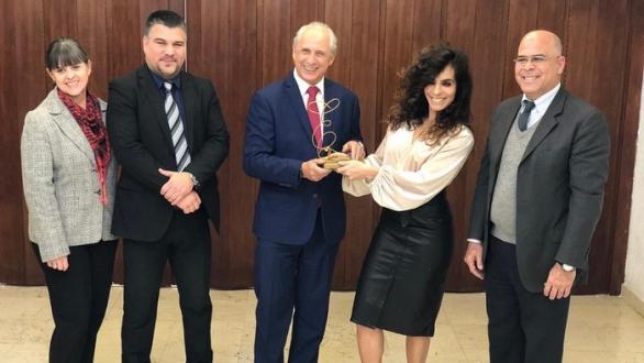 María Juncal recibe el Premio Excelencias 