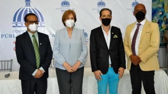 personas en la entrega del premio anual de literatura 2021 en república dominicana 