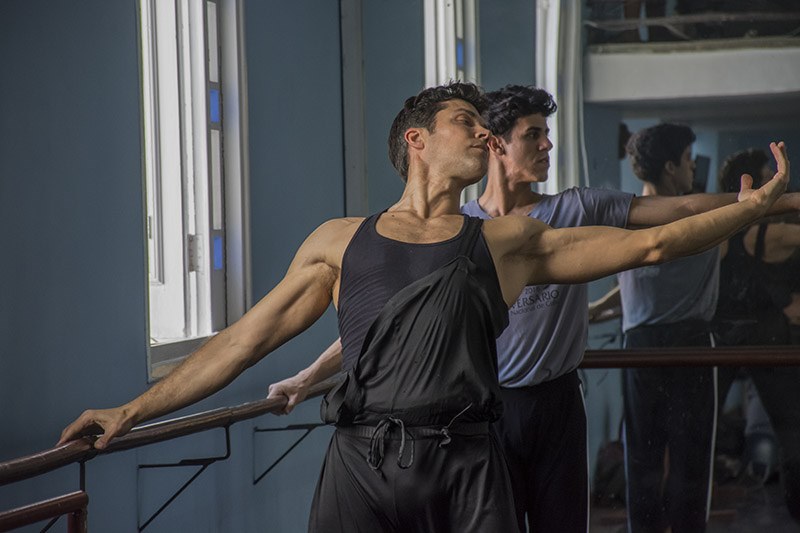 Roberto Bolle durante la clase demostrativa con el Ballet Nacional de Cuba