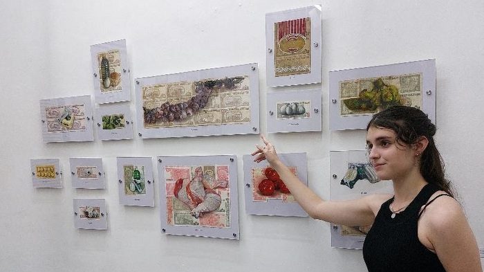 Joven artista cubana abre su primera exposición con el empleo de billetes nacionales