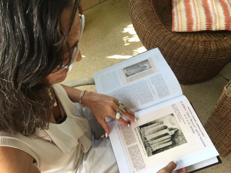 Libro Art Decó en La Habana en manos de su autora Alessandra Anselmi