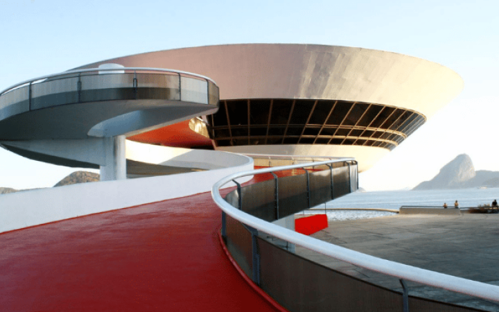 Museo de Arte Contemporáneo de Niterói diseñado por Oscar Niemeyer frente a la bahía de Guanabara