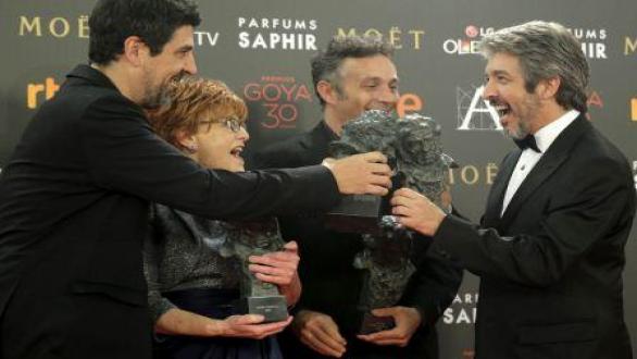 El equipo de 'Truman' con cuatro de sus cinco premios. claudio álvarez/ El país