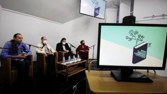 Personas que inauguran el Premio Literario Casa de las Américas. Foto: La Ventana 
