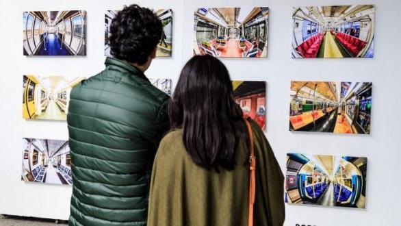 personas que observan obras de arte 