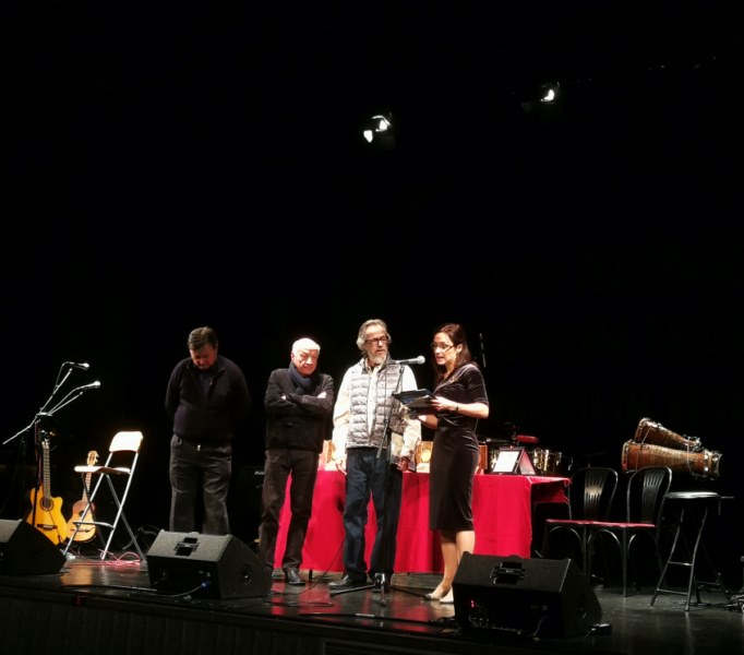 entrega del premio a la carrera a Gabriel Retes