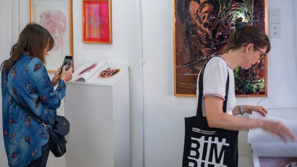 personas viendo obras de arte. FOTOS: MINISTERIO DE CULTURA DE LA CIUDAD DE BUENOS AIRES