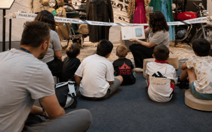 Niños y mediadores culturales participan en una actividad educativa dentro de un museo accesible
