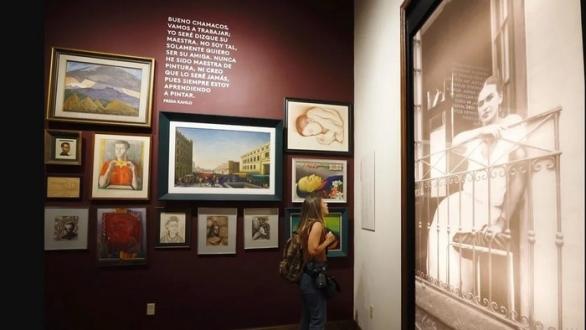 Una mujer observa objetos pertenecientes a la familia Kahlo en el ‘Museo Casa Kahlo’, en Ciudad de México (México). EFE/ Sáshenka Gutiérrez