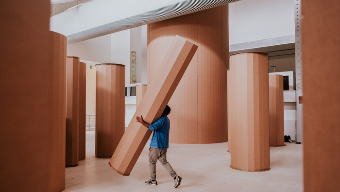 Carlos Bunga presentó su mayor instalación hasta la fecha en el Centro de Arte Moderna Gulbenkian de Lisboa