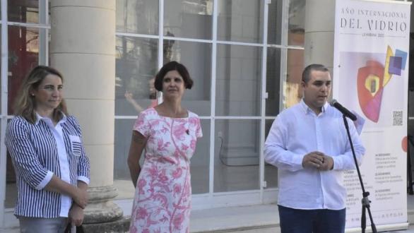 De izq. a derecha: Paloma Pastor, Lidis Nuvia Rodríguez y Yosvanis Fornaris Garcell en la inauguración de la muestra Vidrio español en La Habana. S. XVI-XIX