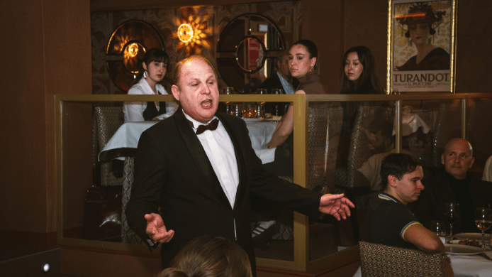 Tenor cantando ópera