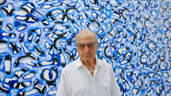 persona con obra de arte 