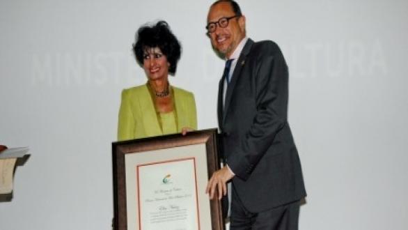 El ministro de Cultura, José Antonio Rodríguez, al momento que hace entrega a la artista Elsa Núñez del Premio Nacional de Artes Plásticas 2014