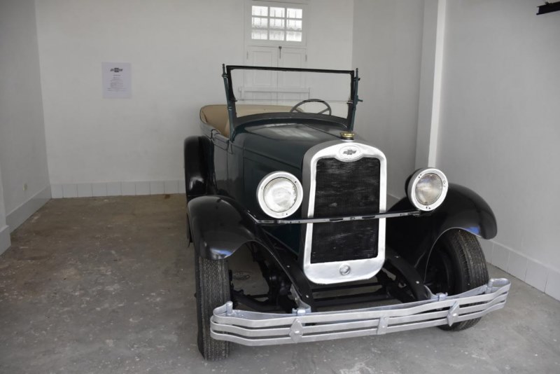 Automóvil Ford en la Casa del Vedado