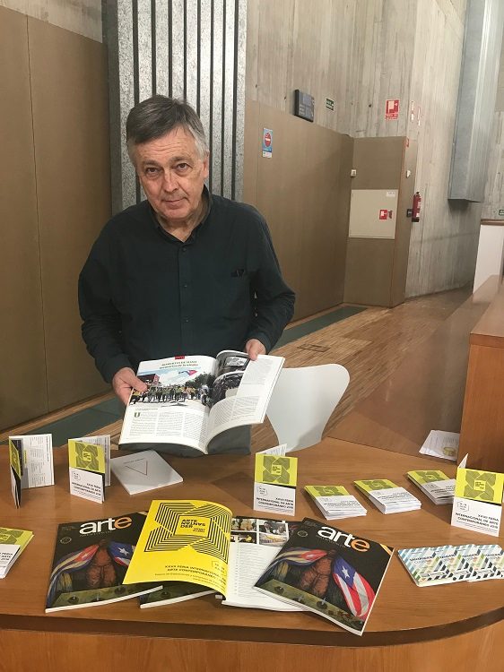 Juan González de Riancho, director de ARTESANTANDER, con la revista Arte por Excelencias