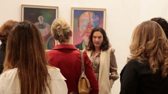 Vista de personas ante obras de arte en feria Estampa 