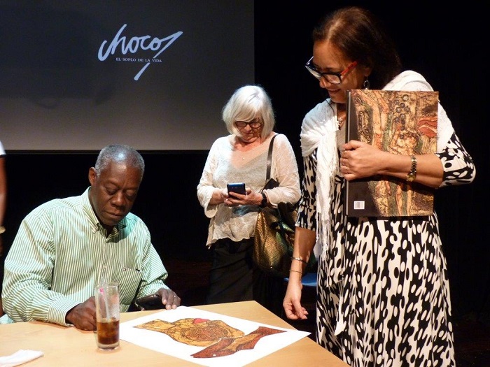 Choco dedicates copy to Norma Rodríguez Derivet, president of the CNAP