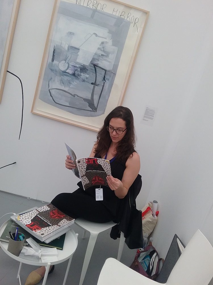 Melisa Jenik directora de la galería argentina Hache presente en la Feria Untitled Miami Beach disfruta de Arte por Excelencias