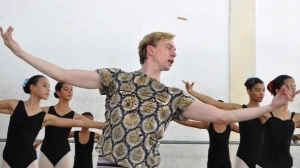 vladmir malakhov en una clase magistral a alumnos de la escuela. Foto UNEAC 