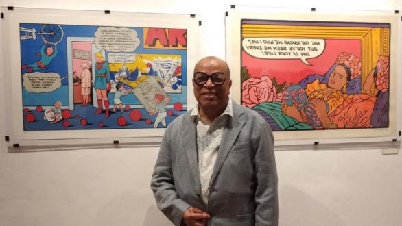 El artista colombiano Álvaro Barrios Vásquez en su exposición Grabados Populares y Obra Gráfica, abierta al público hasta el 7 de enero de 2023 en la galería del Palacio del Conde de Lombillo, en la Plaza de la Catedral, Habana Vieja.