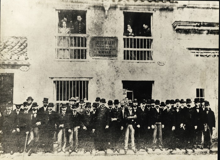 Photo of the facade of the house taken in 1899