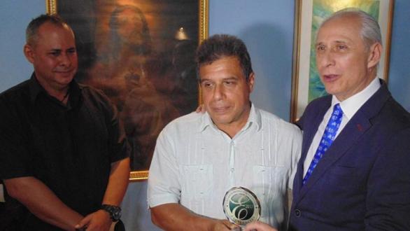 José Carlos de Santiago entrega el Premio Excelencias Cuba 2017 
