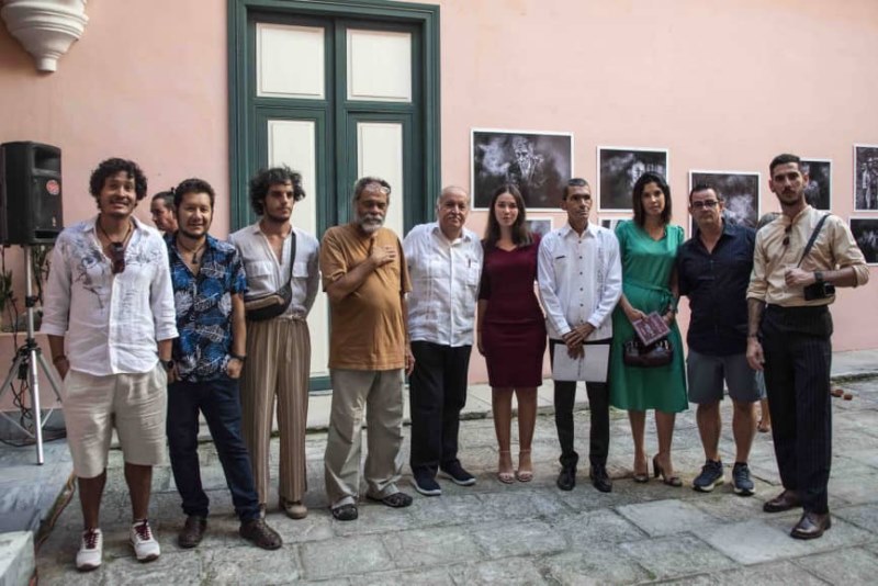 En la imagen algunos de los 18 artistas, junto al embajador de México Miguel Díaz Reynoso, el director de la Casa de México Miguel Hernández Montesino y la curadora Beatriz Hernández Jiménez