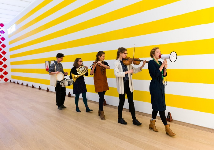 Martin Creed. Obra No. 2734. Músicos itinerantes (2016). Foto Antoine van Kaam.jpg