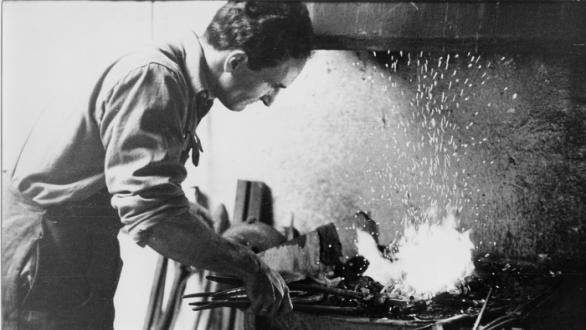 Chillida en su estudio de Hernani, 1956/ Tomada de Chillida Leku