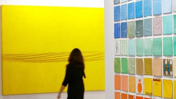 persona en espacio de exposición de ARCOMadrid