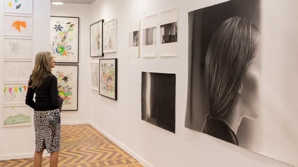 persona observando cuadros en Drawing Room