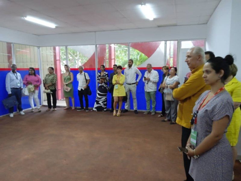 personas durante la presentación de la revista Excelencias 