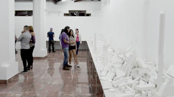personas ante obra de Luis Enrique López-Chávez 