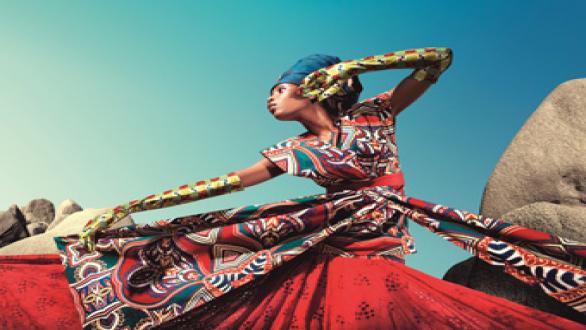 Nouvelle Histoire collection, 2011, designed by Sasja Strengholt, Deux d’Amsterdam, for Vlisco. Photograph by Carmen Kemmink. From Vlisco: African Fashion on a Global Stage.