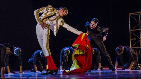 The world premiere of the dance "Encierro"
