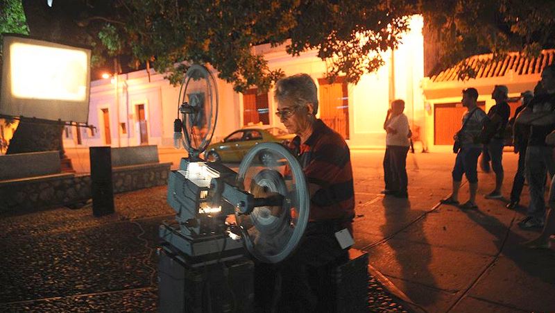 La magia de un proyector de domingo