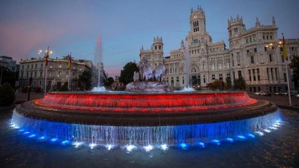 LA Cibeles iluminada con los colores de la bandera de Ecuador en saludo al Bicentenario