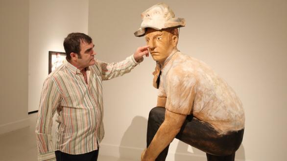 artista junto a su obra 
