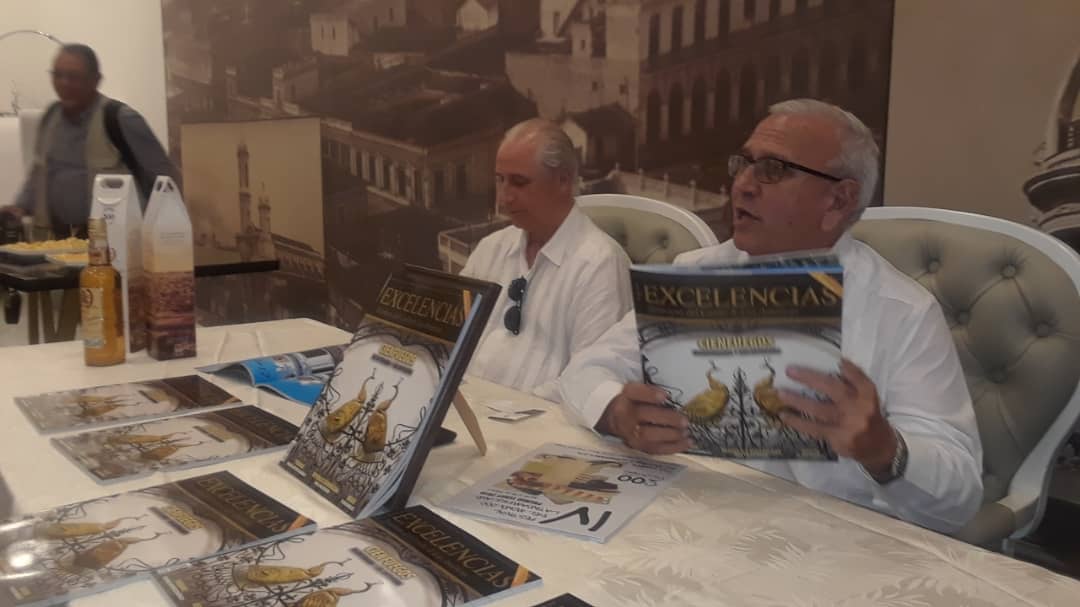 Iran Millán Cuétara presents the 166th edition of the magazine. At his side Mr. José Carlos de Santiago