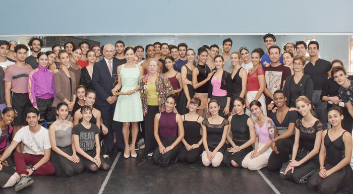 Grupo Excelencias Hands Awards to Dancer Viengsay Valdés